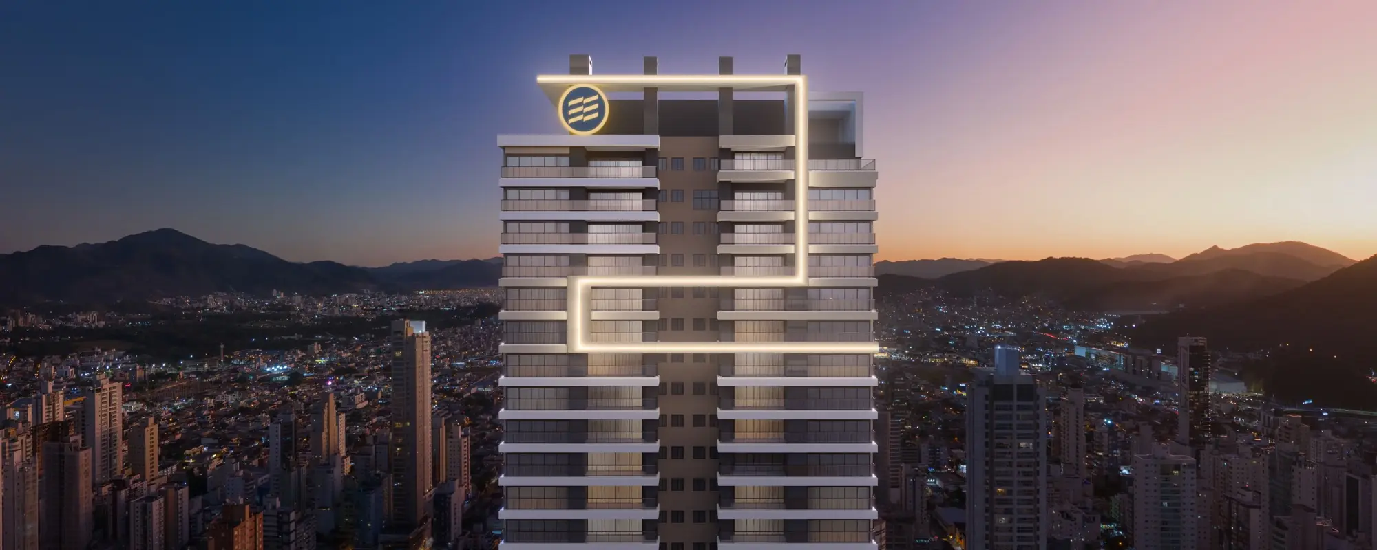 Torre do Marena iluminada ao entardecer, com Balneário Camboriú ao fundo